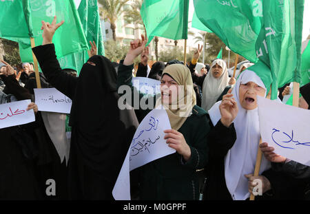 Gaza City, Gaza. 22nd Jan, 2018. Palestinian women take part in a protest against US President Donald Trump's decision to recognise Jerusalem as the capital of Israel and to freeze tens of millions of dollars in contributions to the United Nations Relief and Work Agency (UNRWA) in Gaza City on January 22, 2018. Credit: ZUMA Press, Inc./Alamy Live News Stock Photo