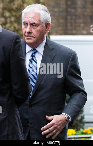 London, UK. 22nd January, 2018. Rex Tillerson, U.S. Secretary of State, arrives at 10 Downing Street. He had earlier visited the new $1 billion U.S. embassy with U.S. Ambassador to the UK Woody Johnson. Credit: Mark Kerrison/Alamy Live News Stock Photo
