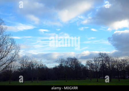 London, UK. 22nd Jan, 2018. Late afternoon January sunshine on Tooting Common as cold spell finishes. Credit: JOHNNY ARMSTEAD/Alamy Live News Stock Photo
