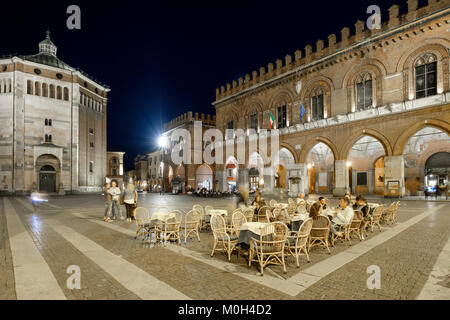 Al fresco dining at night outside the Palazzo Comunale di Cremona, Piazza del Comune, Cremona, Lombardy, Italy Stock Photo