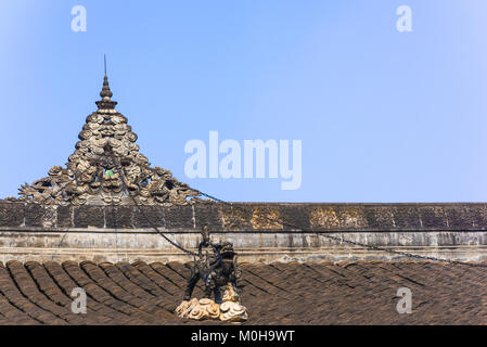 Dragon sculpture in chains on a chinese buddhist temple roof Stock Photo