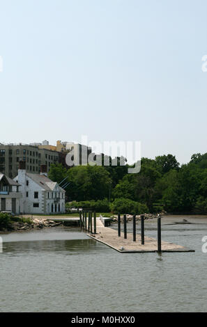 Columbia University Rowing Dock and Boat Houses on the Harlem River, Inwood Hill Park, Washington Heights, Manhattan, New York City Stock Photo