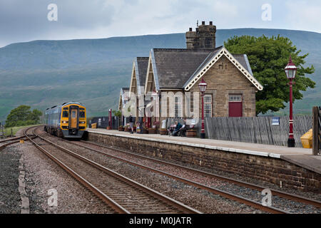 The 1233 Appleby - Leeds Northern rail service arrives at Ribblehead station Stock Photo