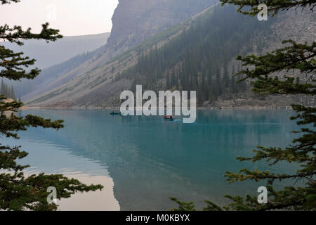 Tourists at tthe glacial Lake Moraine, Banff national Park, UNESCO World Heritage Site, Rocky Mountains, Alberta, Canada. Stock Photo