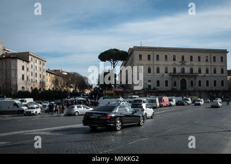 Rome, Italy. 22nd Jan, 2018. Appointment at the first hours of the day this morning, Monday 22 January, for travelers who work every day in the city of Rome. A garrison under the offices of the Department of Commerce of Rome Capital, in via dei Cerchi, which accompanies the strike proclaimed by the trade union initials. Credit: Andrea Ronchini/Pacific Press/Alamy Live News Stock Photo