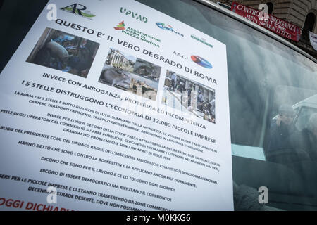 Rome, Italy. 22nd Jan, 2018. Appointment at the first hours of the day this morning, Monday 22 January, for travelers who work every day in the city of Rome. A garrison under the offices of the Department of Commerce of Rome Capital, in via dei Cerchi, which accompanies the strike proclaimed by the trade union initials. Credit: Andrea Ronchini/Pacific Press/Alamy Live News Stock Photo