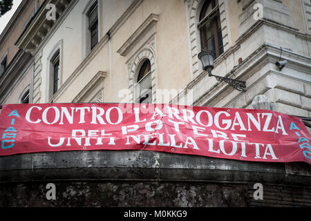 Rome, Italy. 22nd Jan, 2018. Appointment at the first hours of the day this morning, Monday 22 January, for travelers who work every day in the city of Rome. A garrison under the offices of the Department of Commerce of Rome Capital, in via dei Cerchi, which accompanies the strike proclaimed by the trade union initials. Credit: Andrea Ronchini/Pacific Press/Alamy Live News Stock Photo