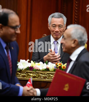 Colombo, Sri Lanka. 23rd Jan, 2018. Singapore Prime Minister Lee Hsien Loong (C) gestures during a bilateral ceremony Secretariat in Colombo on January 23, 2018. Prime Minister Lee Hsien Loong is on an official visit to Sri Lanka until January 24. Credit: Musthaq Thasleem/Pacific Press/Alamy Live News Stock Photo