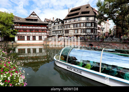 River boat passing Maison des Tanneurs dite Gerwerstub restaurant (left) and Petite France on Grande Île Island, Strasbourg, Alsace, France Stock Photo