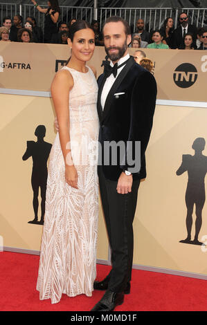 Los Angeles, California, USA. 21st Jan, 2018. January 21st 2018 - Los Angeles, California USA - Actor JOSEPH FIENNES, MARIA DOLORES DIEGUEZ at the 24th Annual Screen Actors Guild Awards - Arrivals held at the Shrine Auditorium, Los Angeles. Credit: Paul Fenton/ZUMA Wire/Alamy Live News Stock Photo