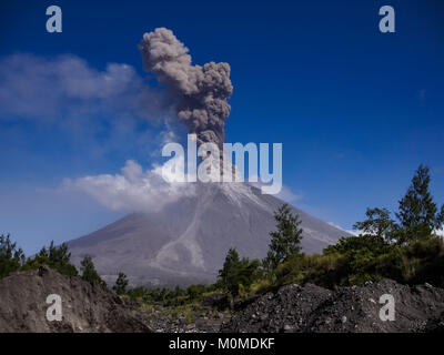 Daraga, Albay, Philippines. 23rd Jan, 2018. The Mayon volcano erupts Tuesday morning. The Mayon volcano continued to erupt Tuesday, although it was not as active as it was Monday. There were ash falls in communities near the volcano. This is the most active the volcano has been since 2009. Schools in the vicinity of the volcano have been closed and people living in areas affected by ash falls are encouraged to stay indoors, wear a mask and not participate in strenuous activities. Credit: Jack Kurtz/ZUMA Wire/Alamy Live News Stock Photo