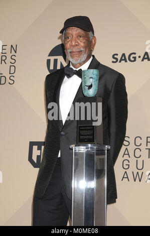 Los Angeles, California, USA. 21st Jan, 2018. January 21st 2018 - Los Angeles, California USA - Actor MORGAN FREEMAN receiving a Lifetime Achievment Award at the 24th Annual Screen Actors Guild Awards - Press Room held at the Shrine Auditorium, Los Angeles. Credit: Paul Fenton/ZUMA Wire/Alamy Live News Stock Photo