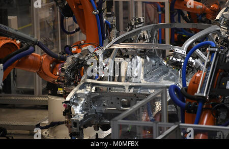 Emden, Germany. 23rd Jan, 2018. Robots weld the chassis of a VW Passat at hall 18 of the Volkswagen plant in Emden, Germany, 23 January 2018. The Volkswagen plant Emden invited to a press conference on the same day. Topics included the review of 2017, the development considering this year and the presentation of a new system regarding the car body construction. Credit: Carmen Jaspersen/dpa/Alamy Live News Stock Photo