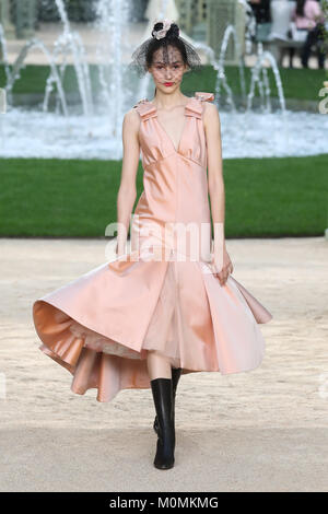 Paris/France - January 23 2018: A model walks the runway at the Chanel show during Paris Haute Couture Fashion Week S/S 2018 on January 23, 2018 in Paris, France. Credit: Antonio de Moraes Barros Filho/Alamy Live News Stock Photo