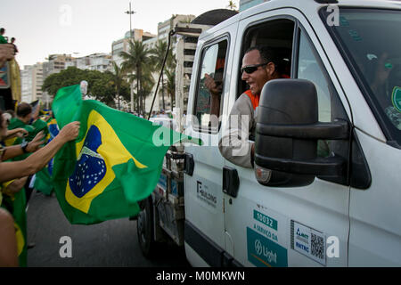 Rio De Janeiro, Brazil. 23rd Jan, 2018. Movement Comes to Street Brasil, performs an act in Defense of Justice, on the night of this Tuesday (23) at Posto 5, Copacabana Beach, Rio de Janeiro, RJ. Credit: André Horta/FotoArena/Alamy Live News Stock Photo