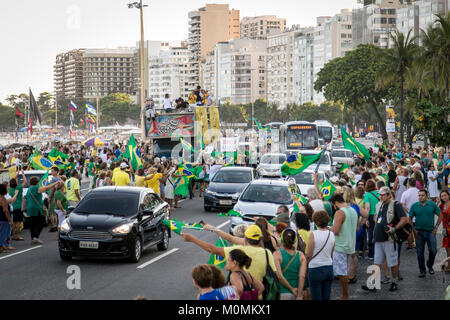 Rio De Janeiro, Brazil. 23rd Jan, 2018. Movement Comes to Street Brasil, performs an act in Defense of Justice, on the night of this Tuesday (23) at Posto 5, Copacabana Beach, Rio de Janeiro, RJ. Credit: André Horta/FotoArena/Alamy Live News Stock Photo