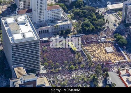 Los Angeles, California, USA. 20th Jan, 2018. Aerial view of the massive crowd in downtown Los Angeles for the 2018 Women's March. Credit: Mark Holtzman/ZUMA Wire/Alamy Live News Stock Photo