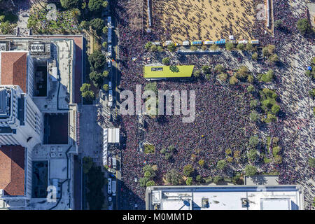 Los Angeles, California, USA. 20th Jan, 2018. Aerial view of the massive crowd in downtown Los Angeles for the 2018 Women's March. Credit: Mark Holtzman/ZUMA Wire/Alamy Live News Stock Photo