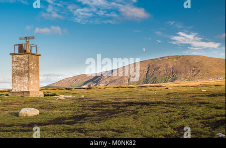 Lighthouse at Bloody Foreland, with Cnoc Fola (Knockfola, Hill of Blood) in background, at the north-west tip of County Donegal, Ireland Stock Photo
