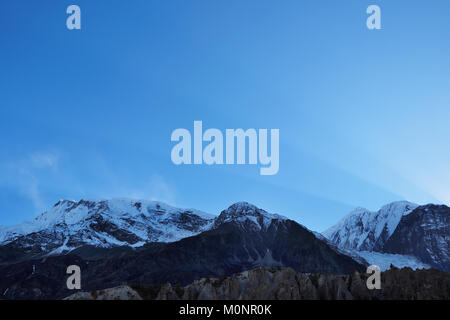 Sun rays in the sky over the Himalayas, Annapurna 2 in the Manang area Stock Photo