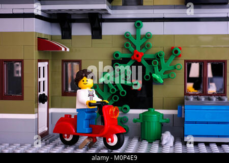 Tambov, Federazione Russa - 17 gennaio 2021 Lego compleanno ragazza  minififigura con lollipop, regali e palloncini contro la piastra di base  grigia con li natale Foto stock - Alamy