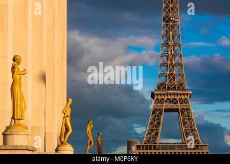 France,Paris,area listed as World Heritage by UNESCO,Trocadero,Palais de Chaillot (1937) in neo classical style,the Human Rights Square and the Eiffel Tower Stock Photo
