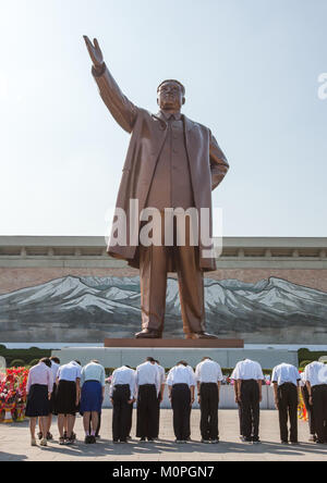 North Korean people bowing in front of Kim Il Sung and Kim Jong Il ...