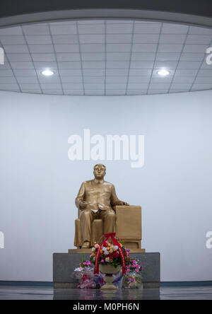 Kim il Sung statue in central history museum, Pyongan Province, Pyongyang, North Korea Stock Photo