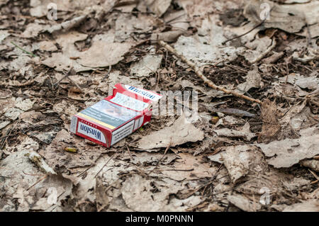 Winston pack of cigarettes with messages of the danger of smoking in Spanish thrown in the woods Stock Photo