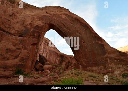 Broken Bow Arch located in a canyon of the escalante.  Glen Canyon National Recreation Area Stock Photo