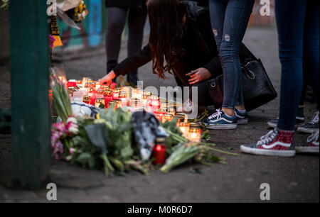 Luenen, Germany. 24th Jan, 2018. Schoolchildren lighting candles in front of the Kaethe Kollwitz School in Luenen, Germany, 24 January 2018. A schoolchild is said to have killed one of his schoolmates. The 15-year old suspect was arrested on Tuesday morning according to the State Attorney General and the Dortmund Police. A judge is to decide whether the student is to be kept in custody. Credit: Guido Kirchner/dpa/Alamy Live News Stock Photo
