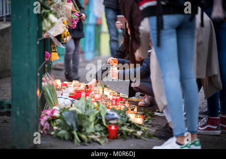 Luenen, Germany. 24th Jan, 2018. Schoolchildren lighting candles in front of the Kaethe Kollwitz School in Luenen, Germany, 24 January 2018. A schoolchild is said to have killed one of his schoolmates. The 15-year old suspect was arrested on Tuesday morning according to the State Attorney General and the Dortmund Police. A judge is to decide whether the student is to be kept in custody. Credit: Guido Kirchner/dpa/Alamy Live News Stock Photo