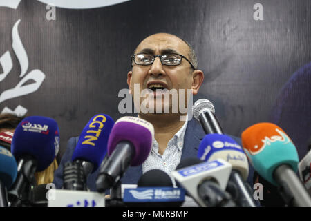 Cairo, Egypt. 24th Jan, 2018. Egyptian opposition lawyer Khaled Ali speaks during a press conference in which he announced the withdrawal of his candidacy in Egypt's presidential elections, in Cairo, Egypt, 24 January 2018. Credit: Mohamed ElRaai/dpa/Alamy Live News Stock Photo