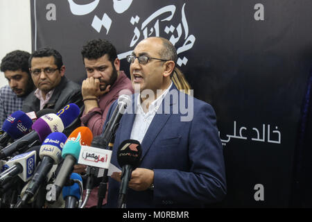 Cairo, Egypt. 24th Jan, 2018. Egyptian opposition lawyer Khaled Ali speaks during a press conference in which he announced the withdrawal of his candidacy in Egypt's presidential elections, in Cairo, Egypt, 24 January 2018. Credit: Mohamed ElRaai/dpa/Alamy Live News Stock Photo