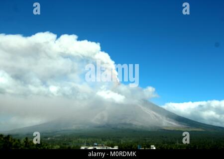 Daraga, Albay, Philippines. 23rd Jan, 2018. Mt. Mayon volcano exploded again on the 3rd time this early morning with volcanic ash in Daraga, Albay, Bicol on January 23, 2018. The Philippine Institute of Volcanology and Seismology (PHILVOLCS) declared alert number 4 and wider the danger zone to 8 kilometers area after explosions with volcanic ash yesterday (January 22, 2018). Credit: PACIFIC PRESS/Alamy Live News Stock Photo