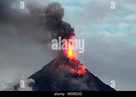 Daraga, Albay, Philippines. 23rd Jan, 2018. Mt. Mayon volcano exploded again in the 4th time this afternoon with volcanic ashfall and lava flow in Daraga, Albay, Bicol on January 23, 2018. The Philippine Institute of Volcanology and Seismology (PHILVOLCS) declared alert number 4 and wider the danger zone to 8 kilometers area after explosions with volcanic ash yesterday (January 22, 2018). Credit: PACIFIC PRESS/Alamy Live News Stock Photo