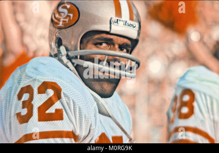 O. J. Simpson in action with the Buffalo Bills in 1973 playing against the  Oakland Raiders pre-season game at the University of California Berkeley's  stadium Stock Photo - Alamy