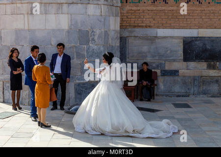 A ‘Just Married’ Young Couple Arrive At The Registan Complex For Their Wedding Photos, The Registan, Samarkand, Uzbekistan Stock Photo