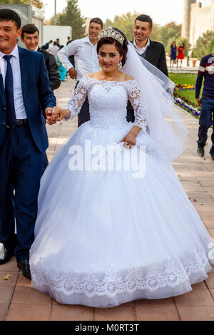 A ‘Just Married’ Young Couple Arrive At The Registan Complex For Their Wedding Photos, The Registan, Samarkand, Uzbekistan Stock Photo