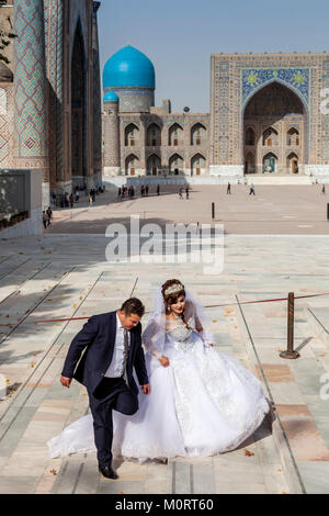 A ‘Just Married’ Young Couple Arrive At The Registan Complex For Their Wedding Photos, The Registan, Samarkand, Uzbekistan Stock Photo