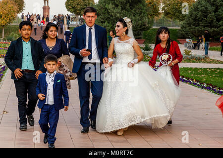 A ‘Just Married’ Young Couple Arrive At The Registan Complex For Their Wedding Photos, Samarkand, Uzbekistan Stock Photo