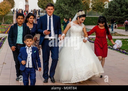 A ‘Just Married’ Young Couple Arrive At The Registan Complex For Their Wedding Photos, Samarkand, Uzbekistan Stock Photo