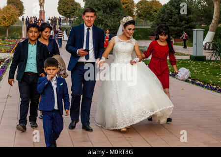 A ‘Just Married’ Young Couple Arrive At The Registan Complex For Their Wedding Photos, Samarkand, Uzbekistan Stock Photo