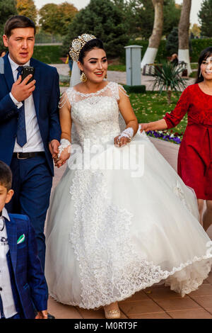 A ‘Just Married’ Young Couple Arrive At The Registan Complex For Their Wedding Photos, Samarkand, Uzbekistan Stock Photo