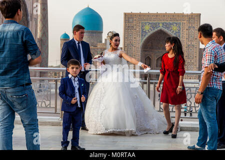 A ‘Just Married’ Young Couple Arrive At The Registan Complex For Their Wedding Photos, Samarkand, Uzbekistan Stock Photo