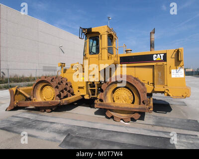 The Caterpillar 825C is a heavy-duty compactor used in construction and ...