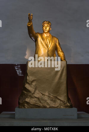 Golden statue of Kim il Sung in Kaeson metro station, Pyongan Province, Pyongyang, North Korea Stock Photo