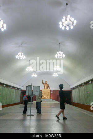 Golden statue of Kim il Sung in Kaeson metro station, Pyongan Province, Pyongyang, North Korea Stock Photo