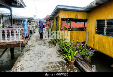 Colourful houses on stilts in Sim Sim Water Village, the fishermen's village on the Heritage Trail, Sandakan, Sabah, Borneo, Malaysia Stock Photo