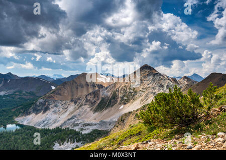 Unnamed peaks over Brewer Basin, looking south from east ridge of Mount Brewer, Purcell Mountains, British Columbia, Canada Stock Photo